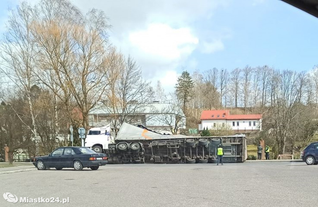 Ciężarówka z makulaturą przewróciła się przy rynku