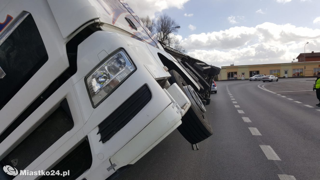 Ciężarówka z makulaturą przewróciła się przy rynku