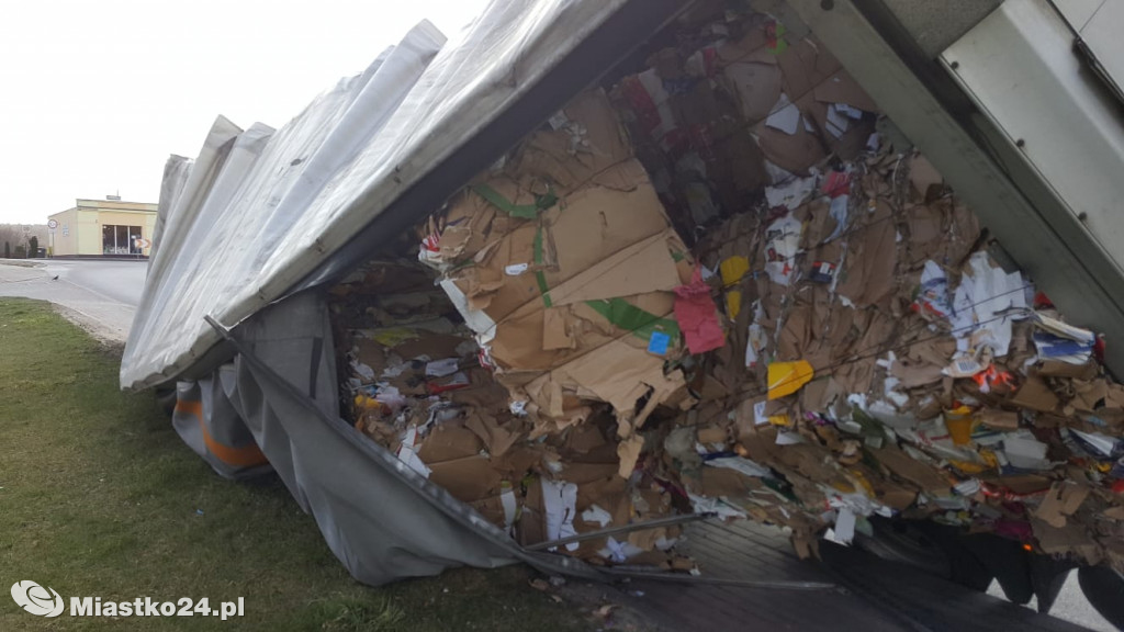 Ciężarówka z makulaturą przewróciła się przy rynku
