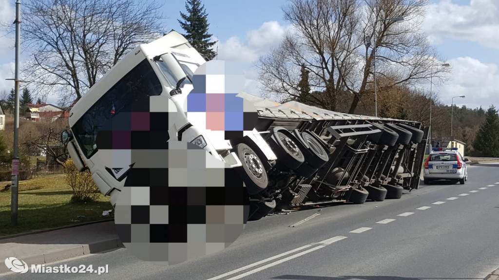 Ciężarówka z makulaturą przewróciła się przy rynku