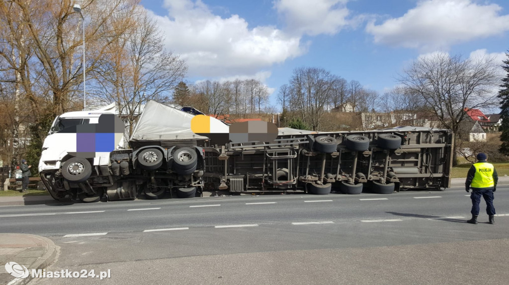Ciężarówka z makulaturą przewróciła się przy rynku