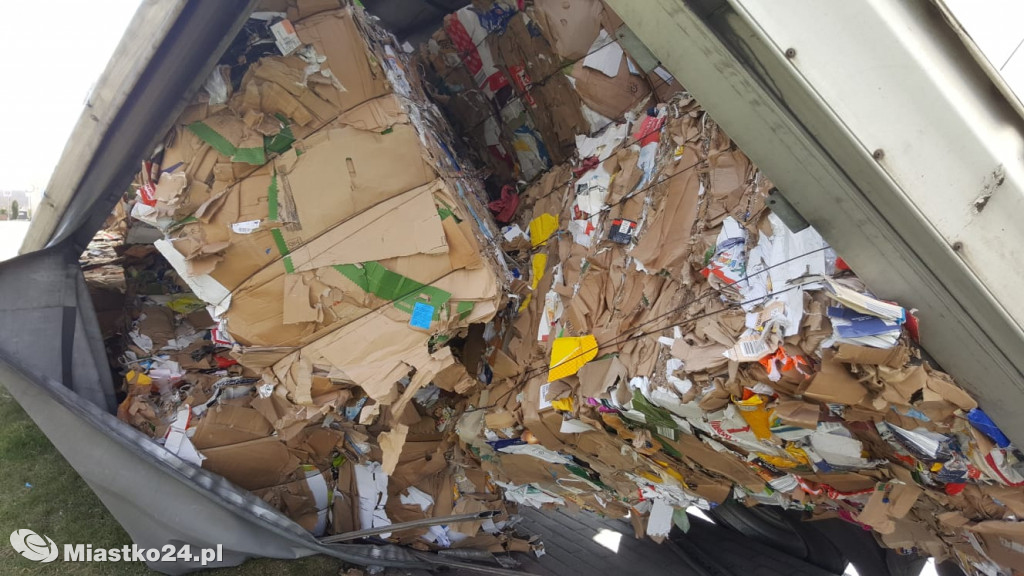 Ciężarówka z makulaturą przewróciła się przy rynku