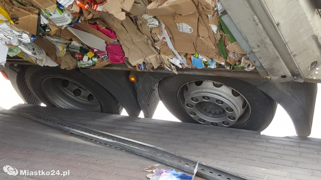 Ciężarówka z makulaturą przewróciła się przy rynku