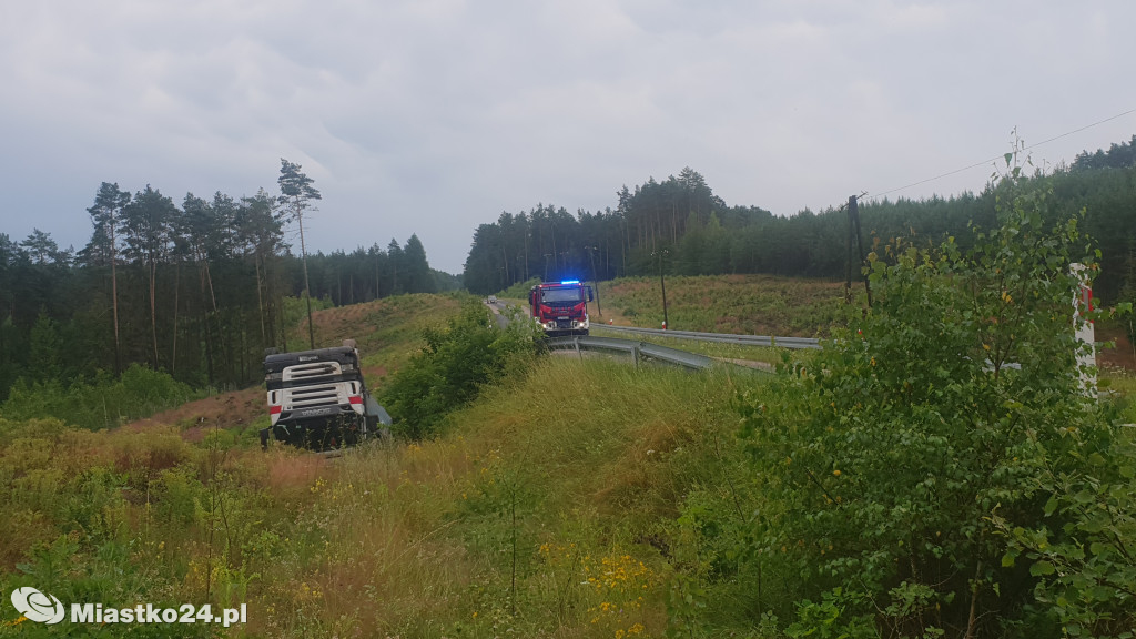 Dachowanie samochodu ciężarowego z paszą