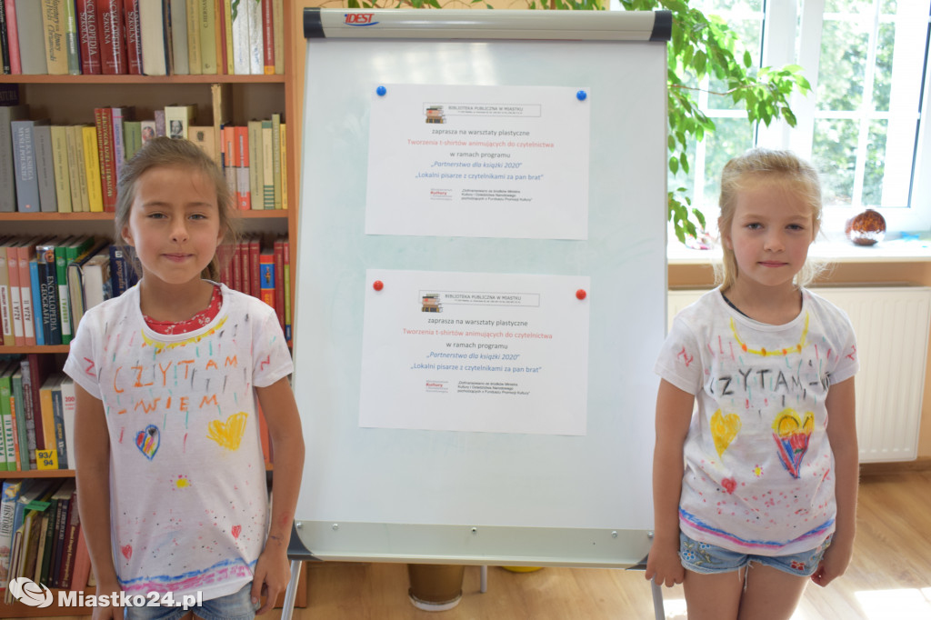 Warsztaty tworzenia t-shirtów w bibliotece