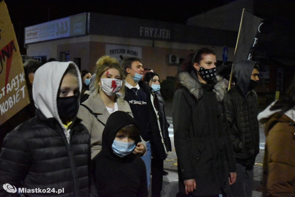 Protest w Miastku. Policja uspokajała tłum