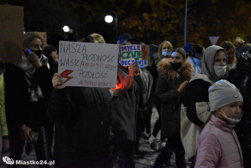 Protest w Miastku. Policja uspokajała tłum