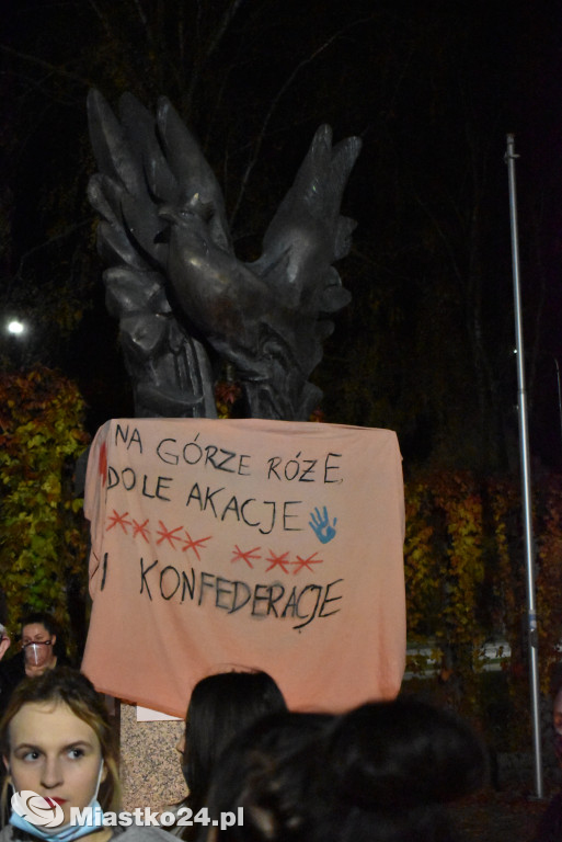 Protest w Miastku. Policja uspokajała tłum