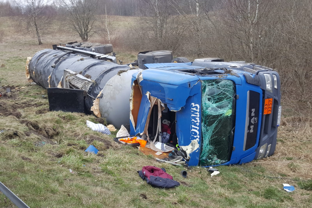 Wypadek pod Białym Borem. Cysterna wypadła z drogi