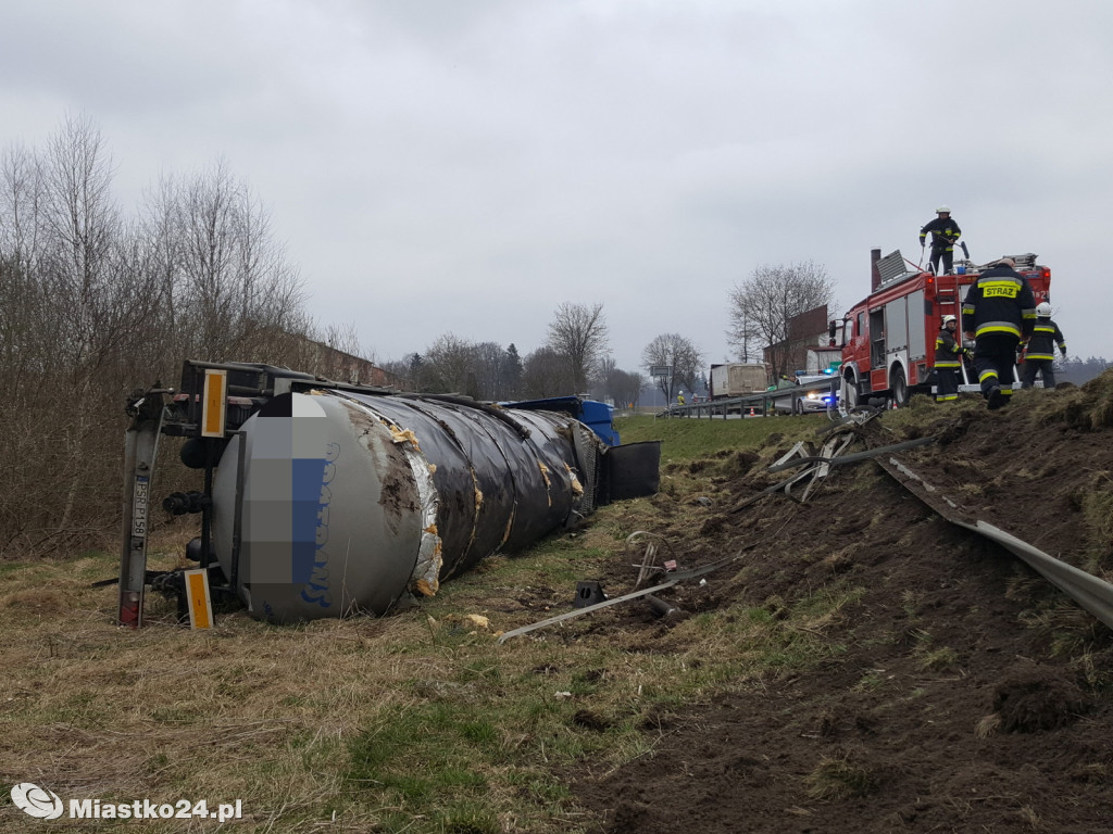 Wypadek pod Białym Borem. Cysterna wypadła z drogi