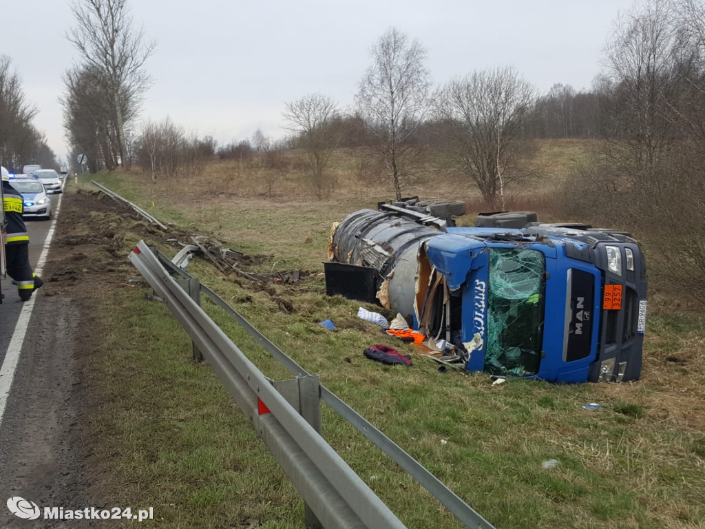 Wypadek pod Białym Borem. Cysterna wypadła z drogi