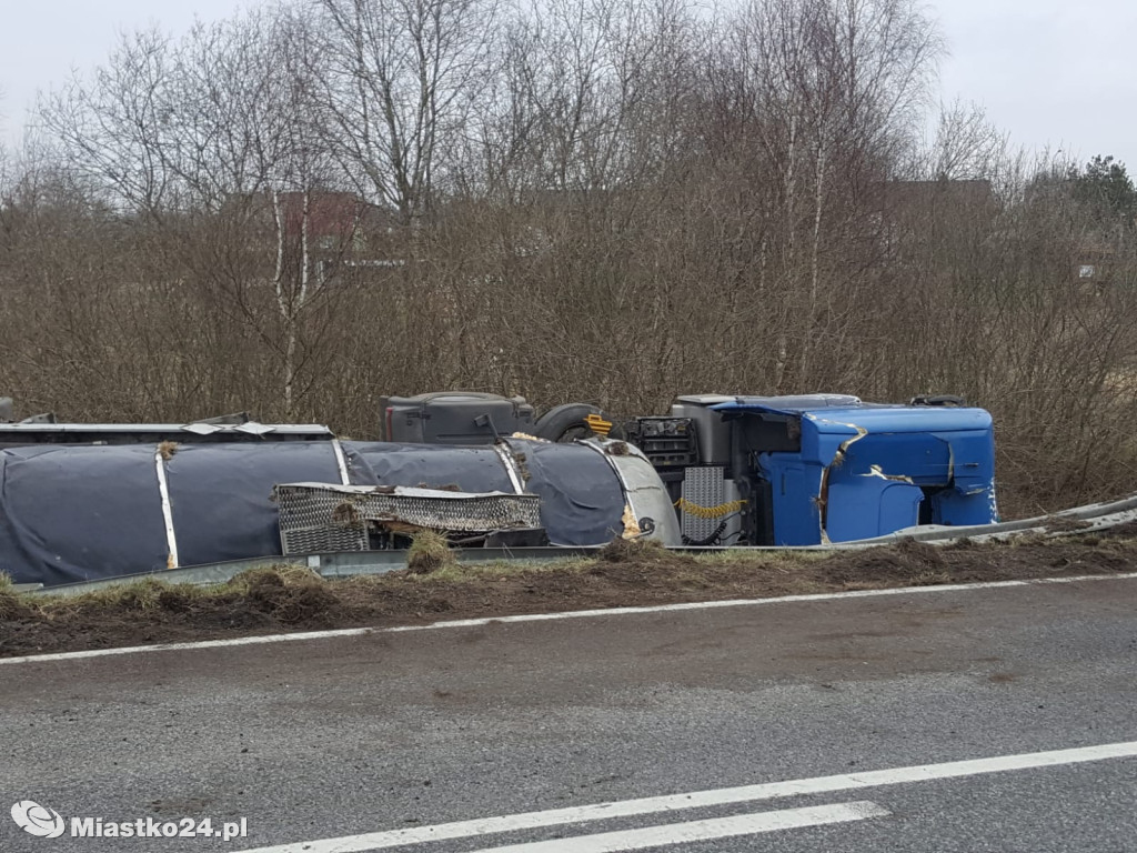 Wypadek pod Białym Borem. Cysterna wypadła z drogi