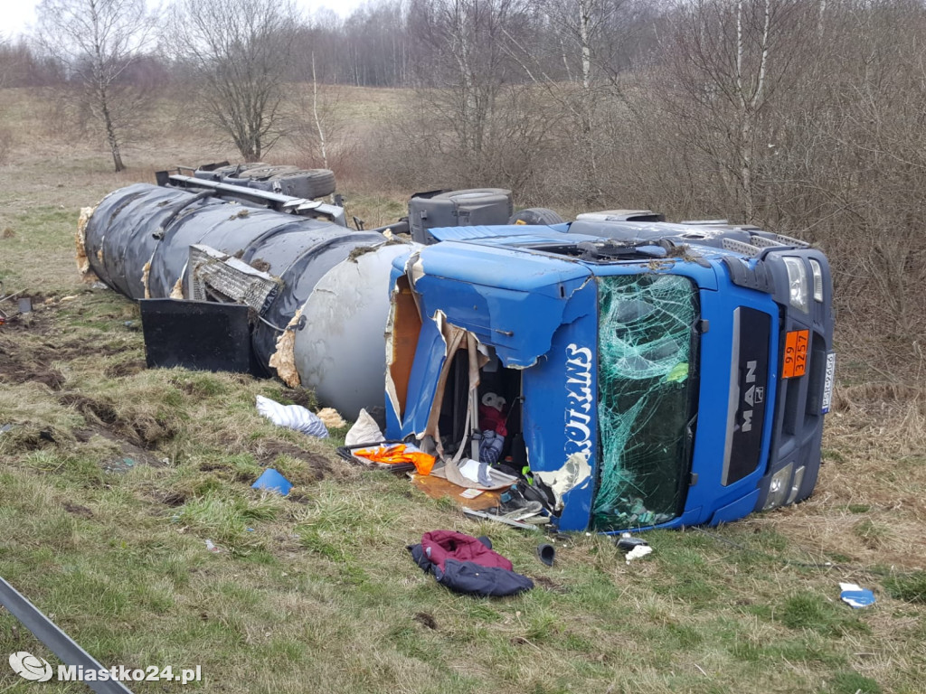 Wypadek pod Białym Borem. Cysterna wypadła z drogi