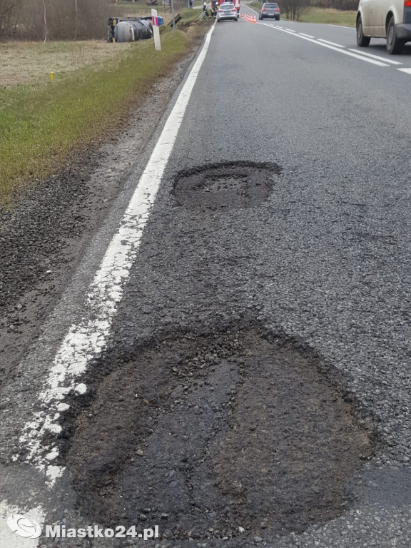 Wypadek pod Białym Borem. Cysterna wypadła z drogi