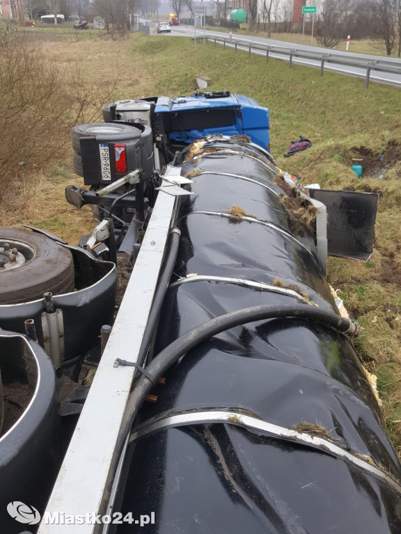 Wypadek pod Białym Borem. Cysterna wypadła z drogi