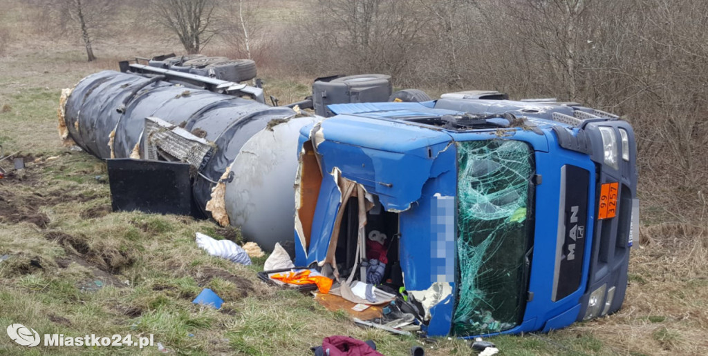 Wypadek pod Białym Borem. Cysterna wypadła z drogi