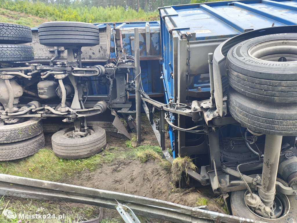 ZDERZENIE samochodów ciężarowych około 1 km za miastem