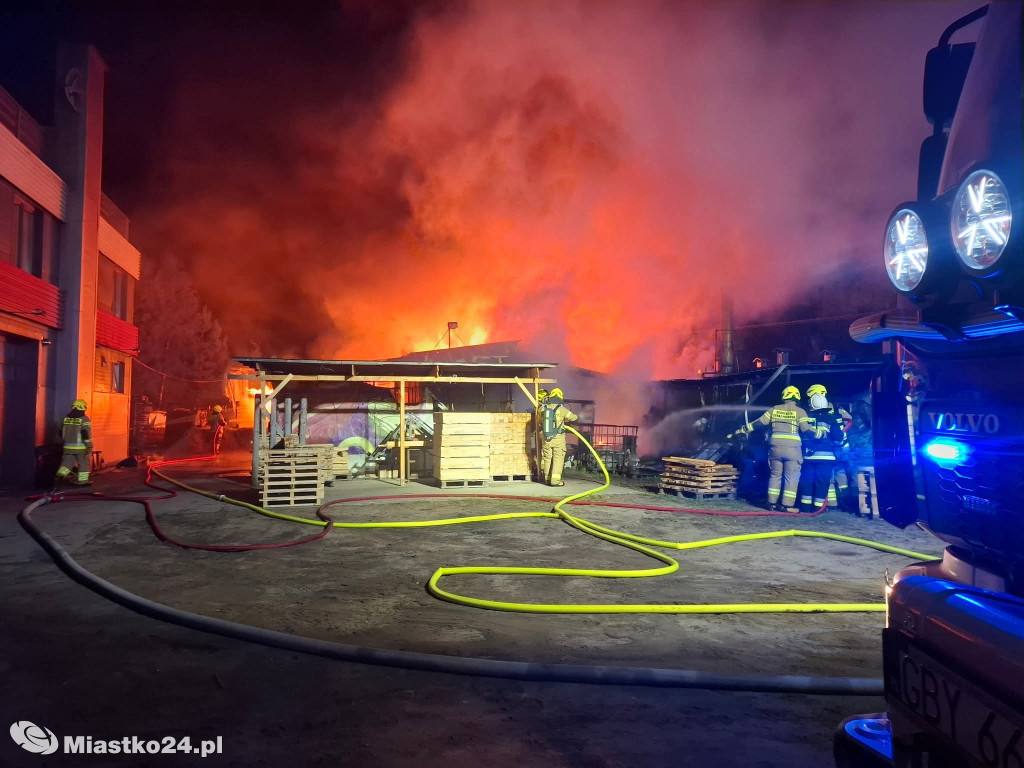 WIELKI POŻAR zakładu stolarskiego w Znakowie