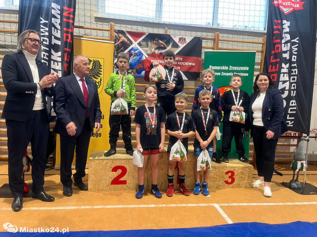 Trzy złote medale dla zapaśników z Miastka. ZKS wraca bez porażki