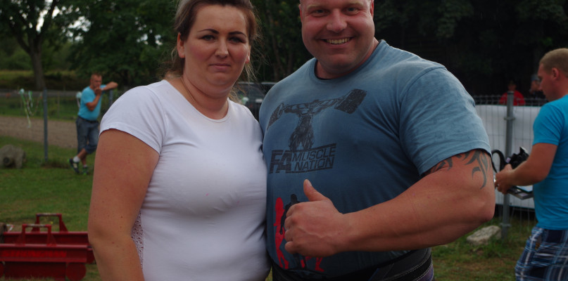 Iwona Wesołowska w towarzystwie strongmana. Twierdzi, że jej sołectwo nie ulegnie i będzie dążyć do zmiany granic