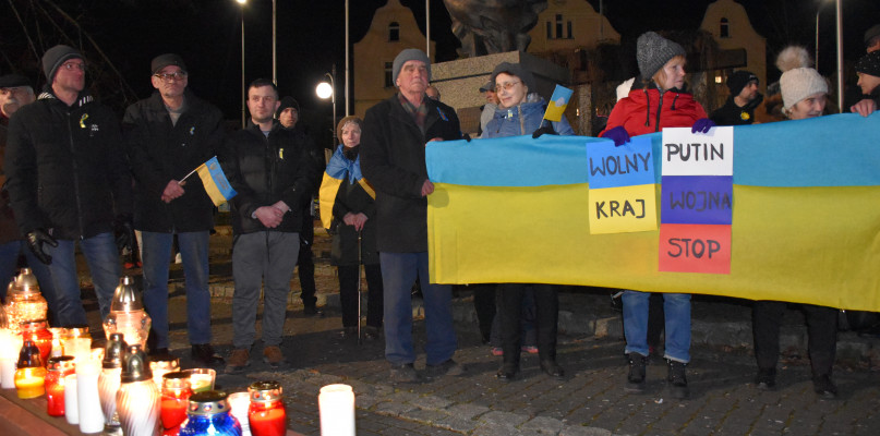 Polacy, Ukraińcy, Kaszubi i inne narodowości spotkali się w Miastku pod pomnikiem w ramach solidarności z narodem ukraińskim 