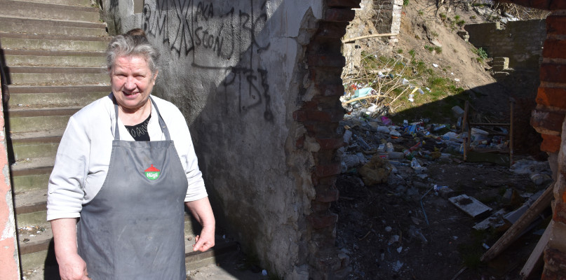Bożena Rafałowska twierdzi, że od miesięcy służby miejskie nie sprzątały przejścia od baru Zatoka w kierunku ulicy Chrobrego