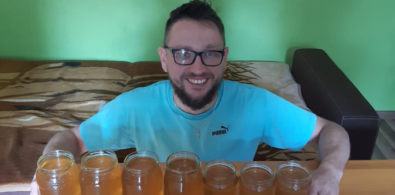 Dzielnicowy Maciej Szostak to czwarty kandydat na stanowisko wójta gminy Koczała, ale jedyny mieszkaniec stolicy gminy. Jego pasją są prace w ogrodzie. Jest też początkującym pszczelarzem