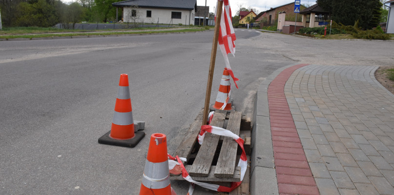 Nieznany wciąż sprawca ukradł dwa włazy do studzienek w Świerznie 
