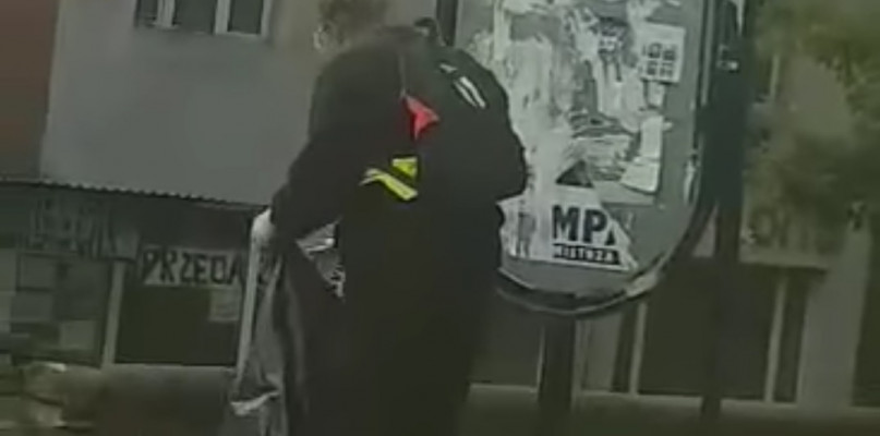 Pracownica ZMK uwieczniona podczas zrywania plakatów wyborczych Renaty Kiempy