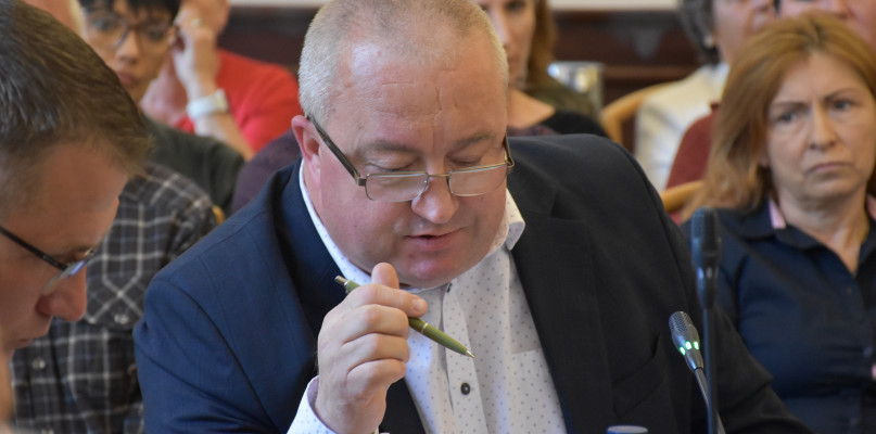 Trzeba powiedzieć sobie szczerze, że za większość tych długów odpowiada komisarz Kiempa - powiedział radny Dariusz Zabrocki