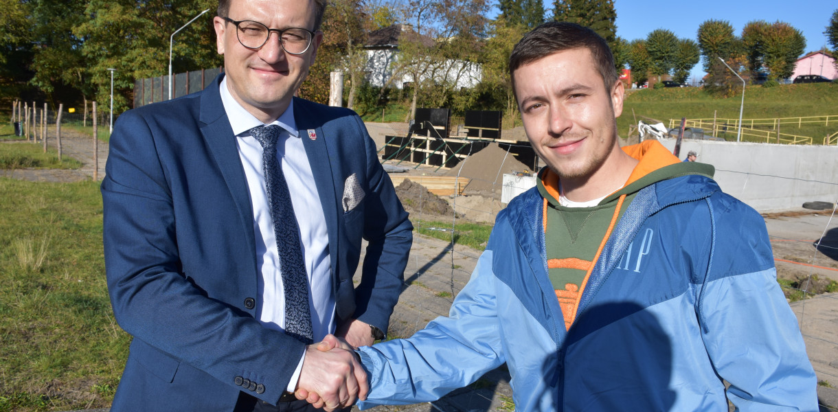 Łukasz Jurczyński i burmistrz Witold Zajst, ustalają lokalizację specjalnej ściany, która zostanie zbudowana przy skateparku na Kaczym Dołku 
