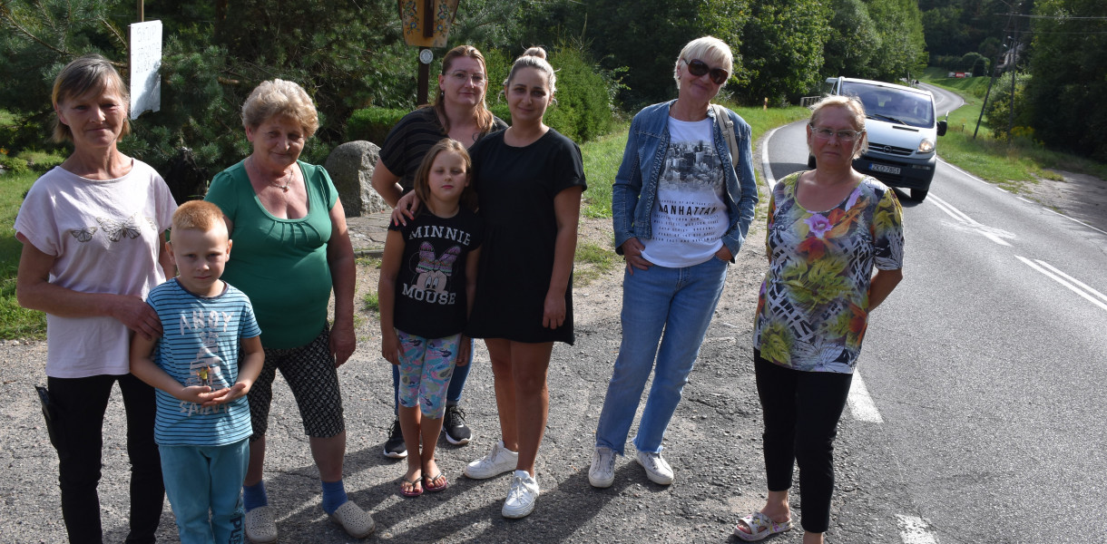 Mieszkańcy ulicy Sławieńskiej domagają się budowy chodnika, oświetlenia i ograniczenia prędkości do 50 km na godzinę 
