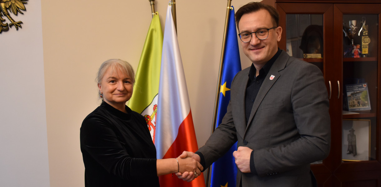 Nowa pracownica Urzędu Miejskiego, Małgorzata Budnik-Żabicka i burmistrz Witold Zajst 