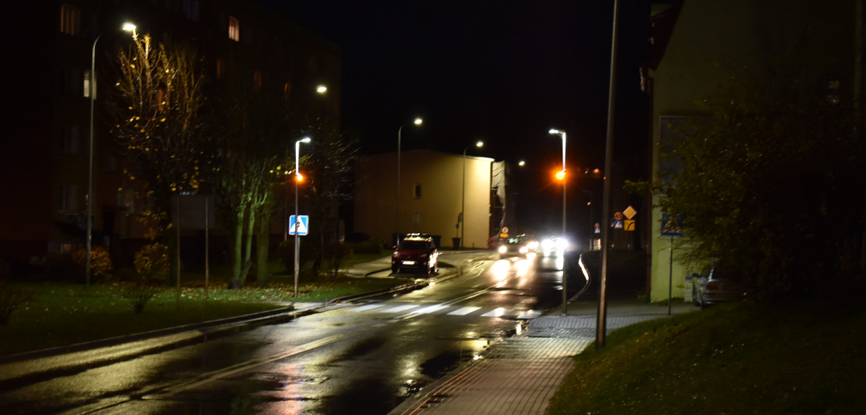 Burmistrz Mieczysława Brzoza wyłącza w nocy oświetlenie uliczne. Na zdjęciu lampy uliczne w Miastku