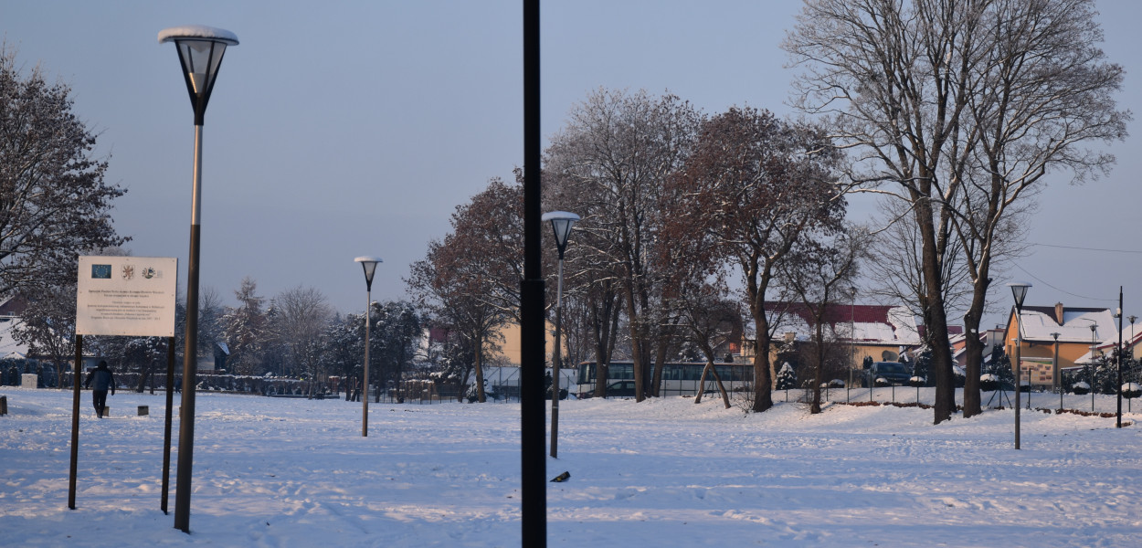 Zbudowane na placu rekreacyjnym lampy budzą kontrowersje. Kosztowały łącznie prawie 90 tys. zł 