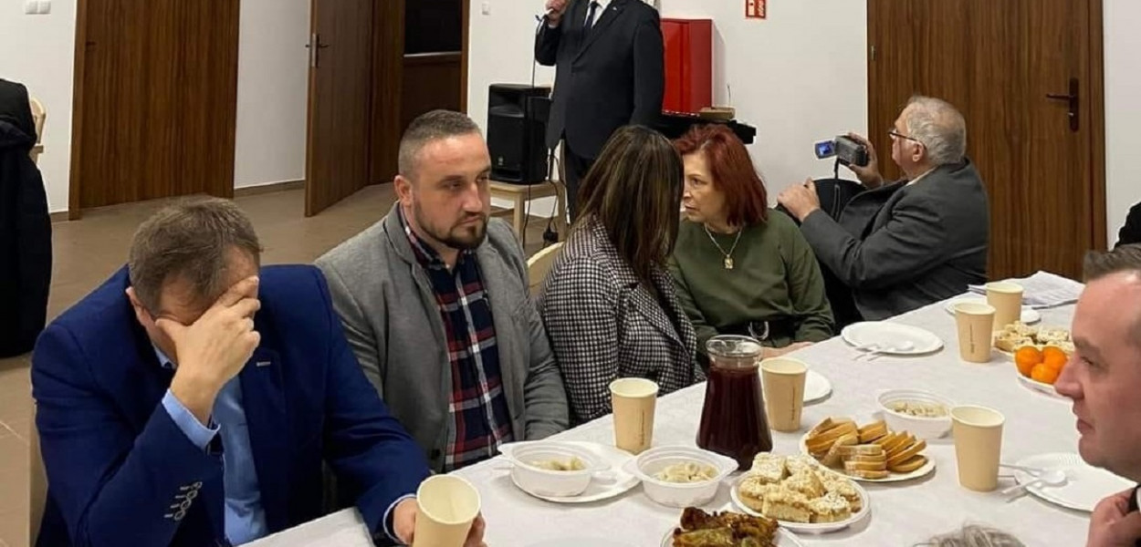 Uwagę naszego Czytelnika zwróciła postawa radnego Basary podczas wigilii Prawa i Sprawiedliwości 