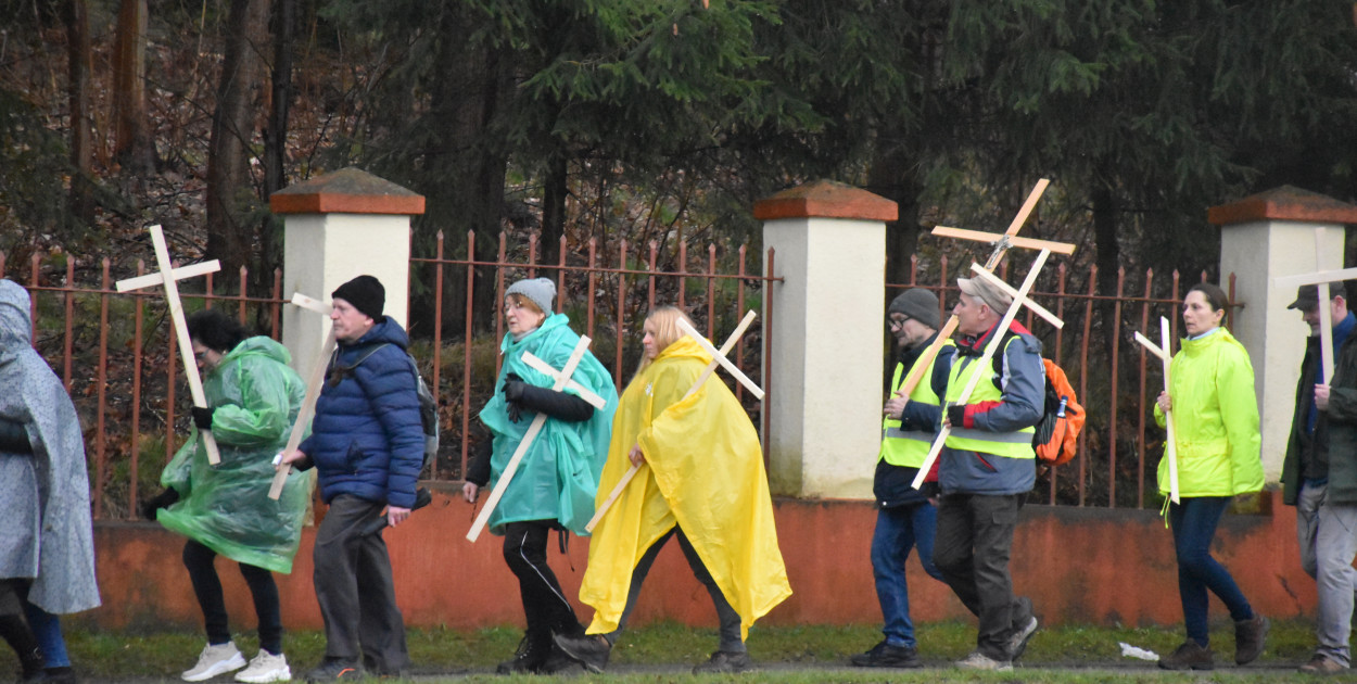 Pielgrzymi podczas przejścia przez Miastko