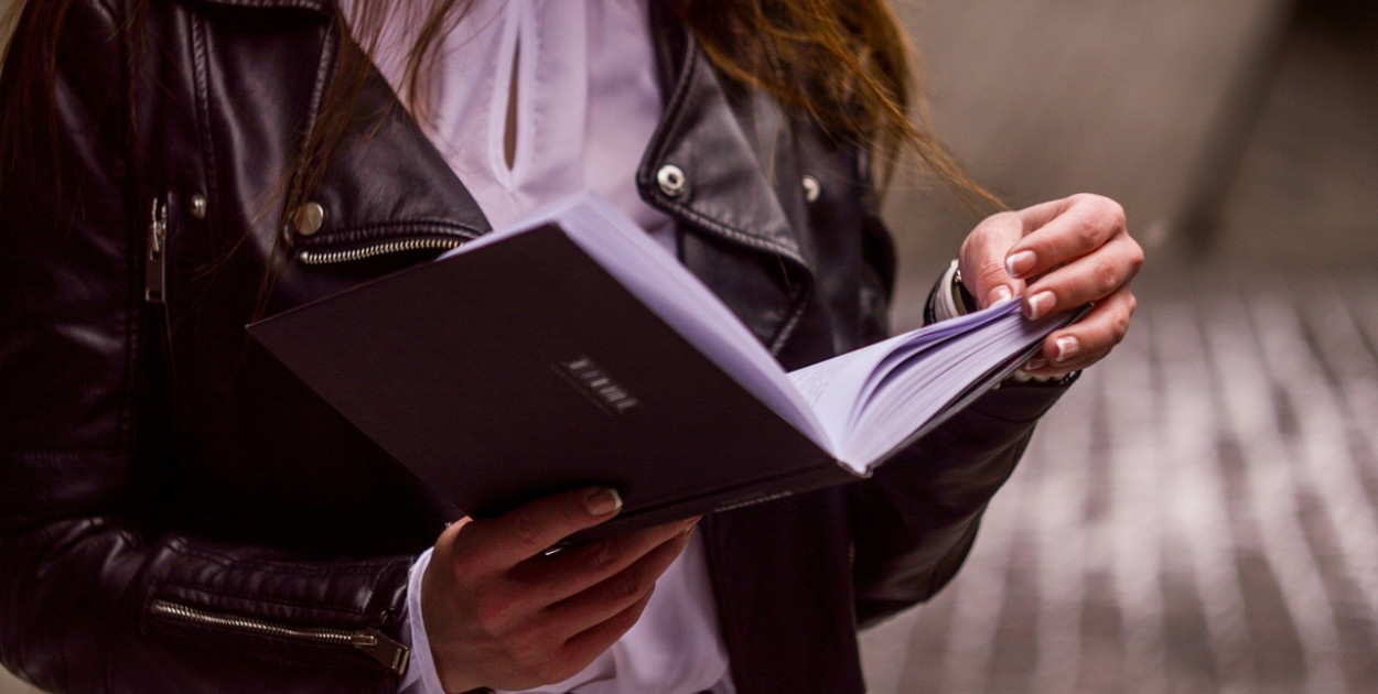 Podstawy Past Simple – jak tworzyć twierdzenia i pytania?