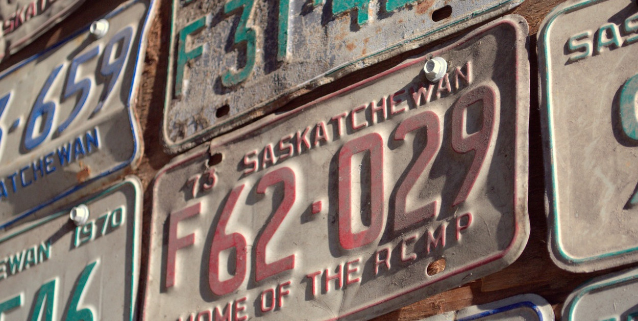 Ramki tablic rejestracyjnych – co warto wiedzieć przed zakupem?