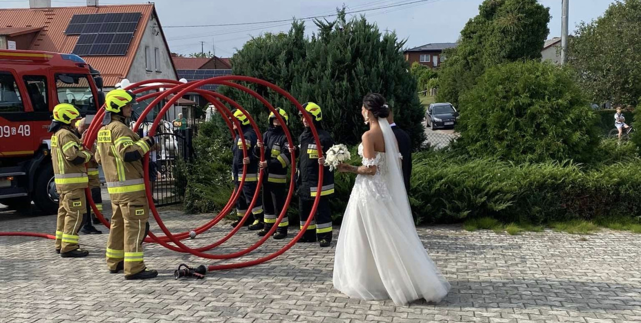 ŚLUB STRAŻAKA. Druhowie pomogli w świętowaniu