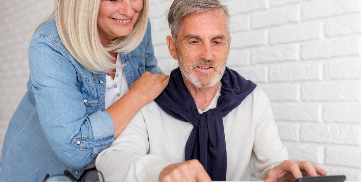 Czym jest inteligentne gniazdko i jak pomaga oszczędzać na energii 