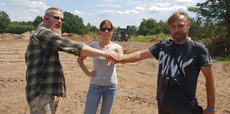 Andrzej Jesion, Iwona Styrenczak i Radosław Waszkiewicz na placu budowy w Obłężu