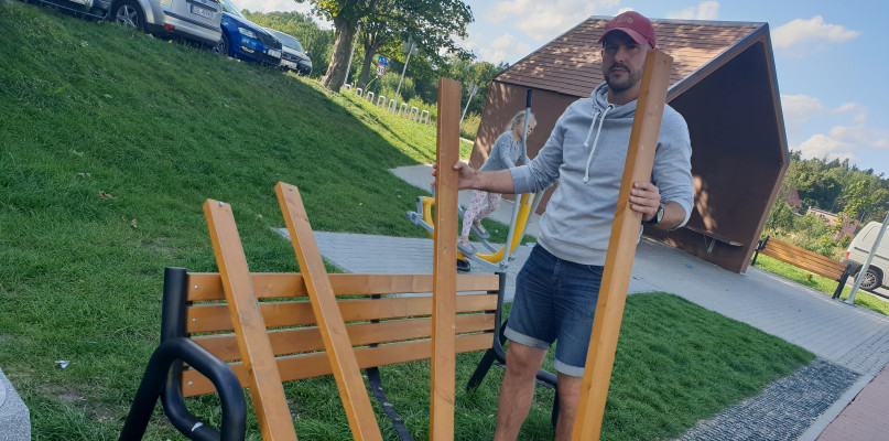 Dyrektor OSiR Piotr Szłapiński pokazuje zniszczoną ławkę