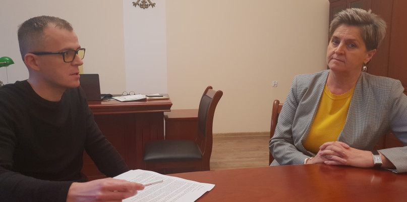 Reporter Dominik Radecki rozmawia z burmistrz Danutą Karaśkiewicz