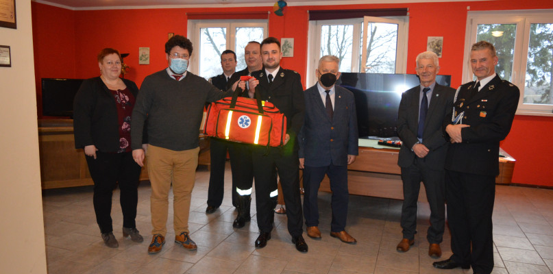 Strażacy z Koczały otrzymali torbę medyczną i 55-calowy telewizor od wójta Jerzego Bajowskiego 