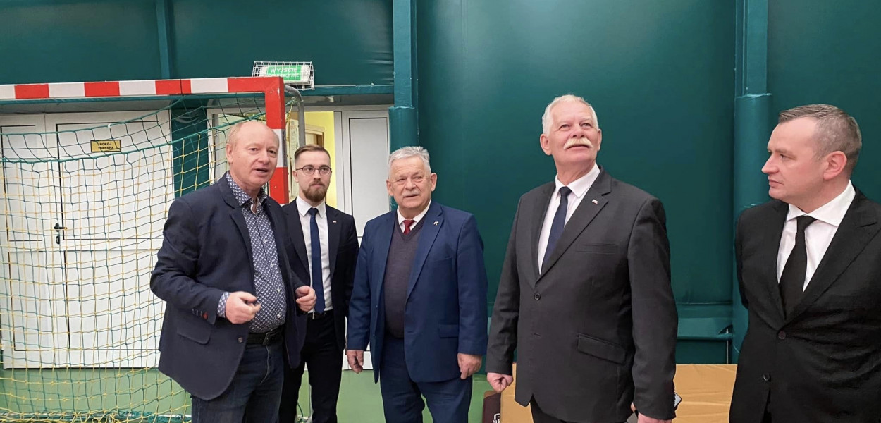 Na terenie Szkoły Podstawowej w Świerznie był ostatnio wicewojewoda Mariusz Łuczyk wraz z posłem Aleksandrem Mrówczyńskim. Podobno chcą lobbować za sfinansowaniem nowej sali sportowej 