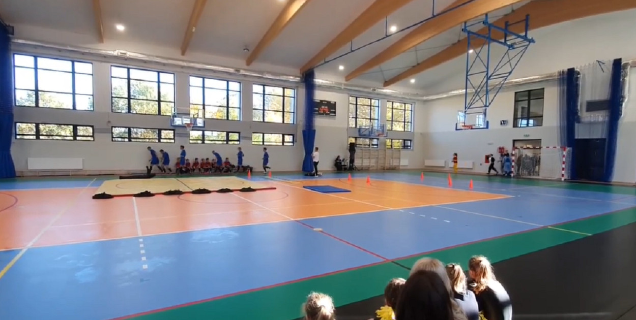Zbudowana w 2019 roku hala sportowa wymaga naprawy, bo dach przecieka i tynk w niektórych miejscach odpada 