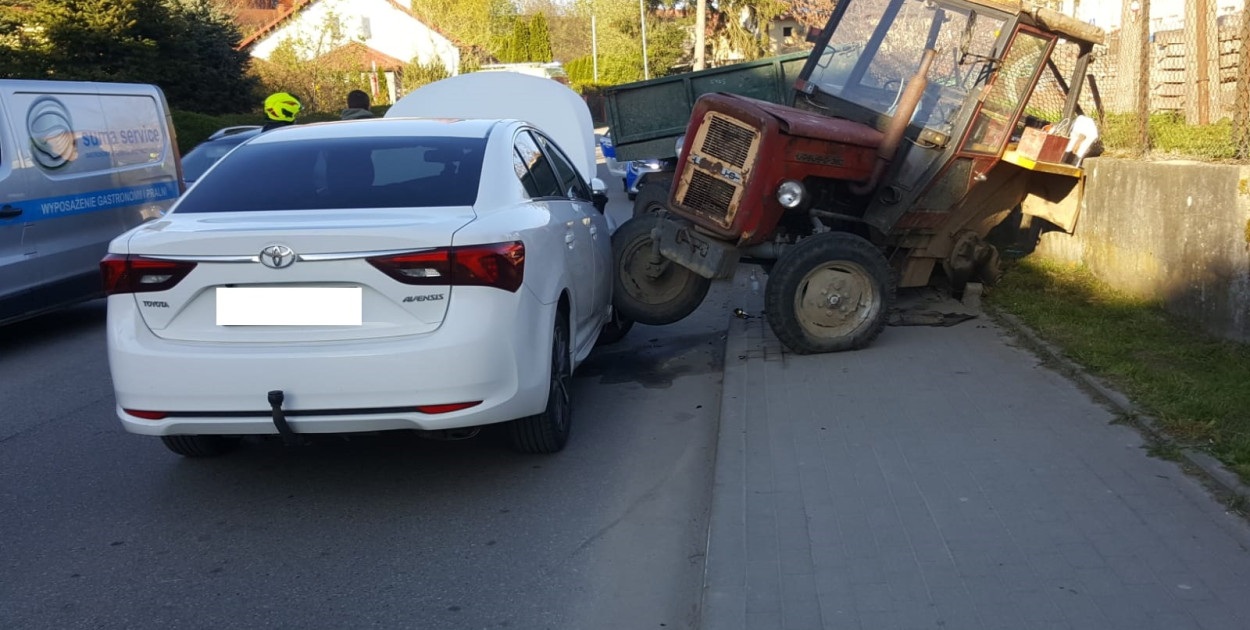 W niedzielę 30 kwietnia w Bobolicach doszło do zderzenia ciągnika rolniczego z samochodem osobowym 