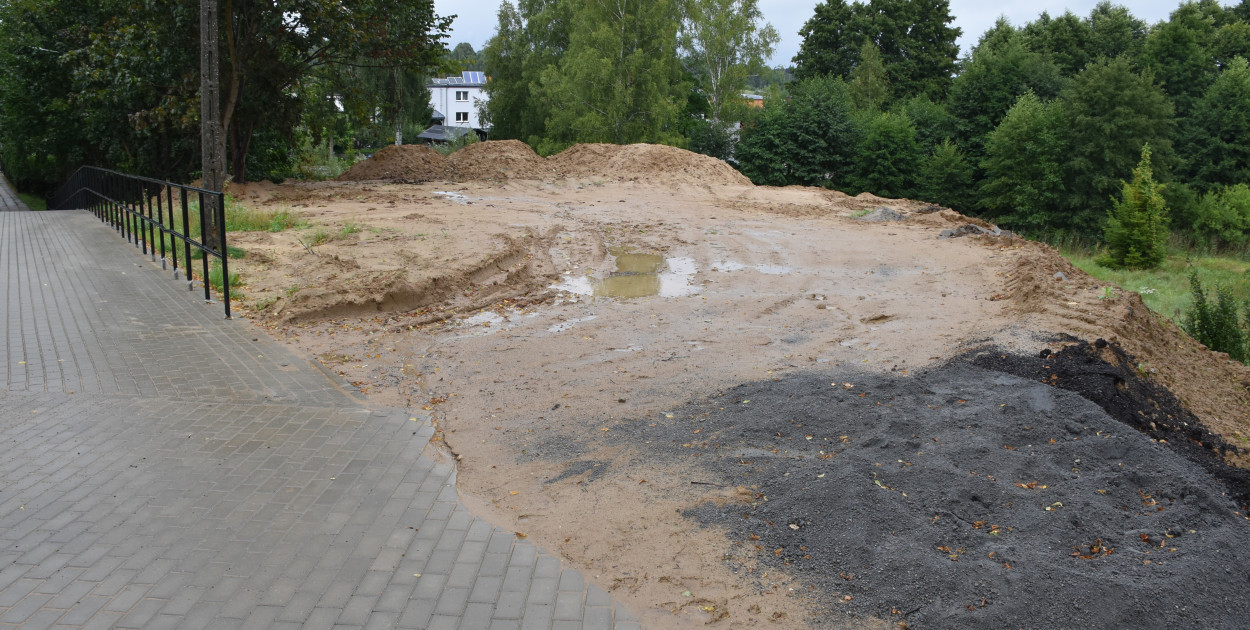 Przewodniczący Rady Tomasz Borowski zaalarmował, że właściciel posesji przy ulicy Ogrodowej zniszczył elementy nowej infrastruktury drogowej