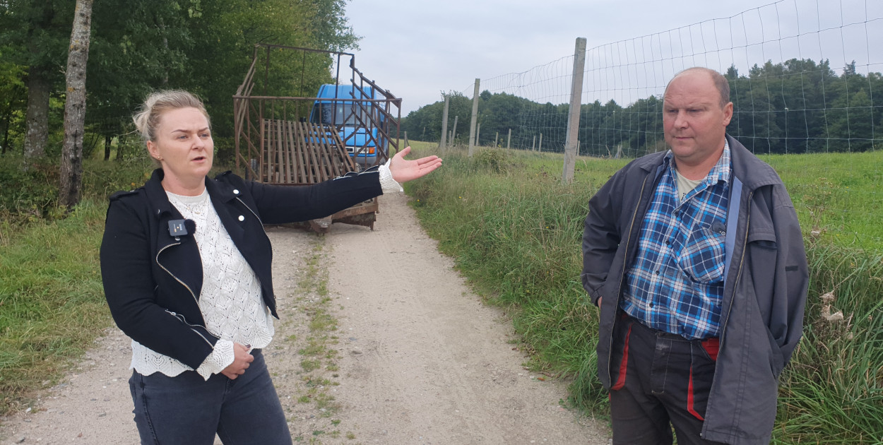 Agnieszka Kędryna i Paweł Kawecki nie mogą dojechać do swojej posesji, bo rolnik zablokował drogę przyczepą